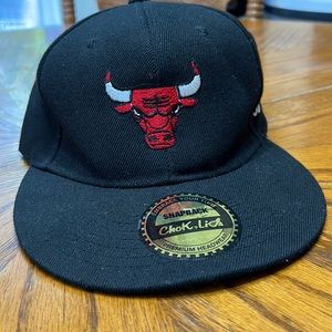 Chok lid Bulls Snap back premium headwear.